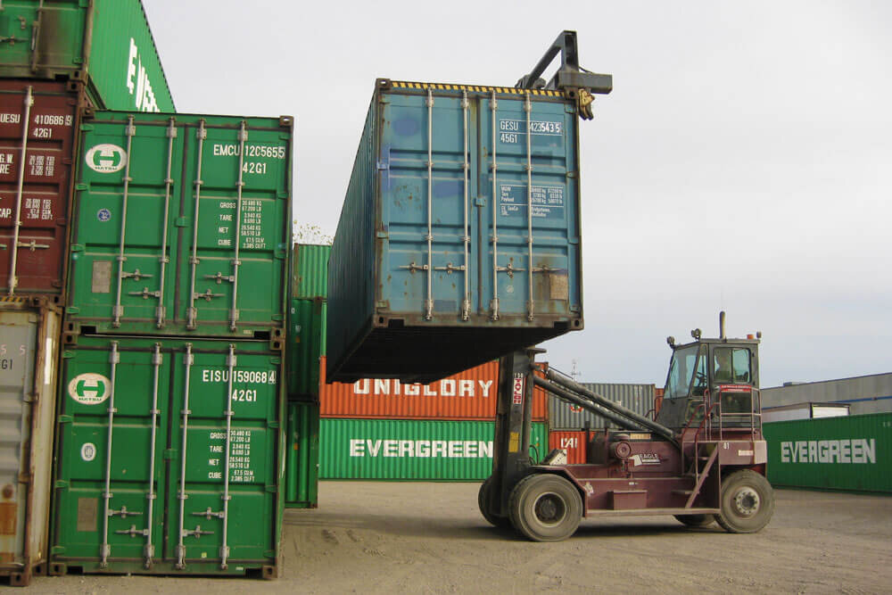 Container+forklift+in+container+yard
