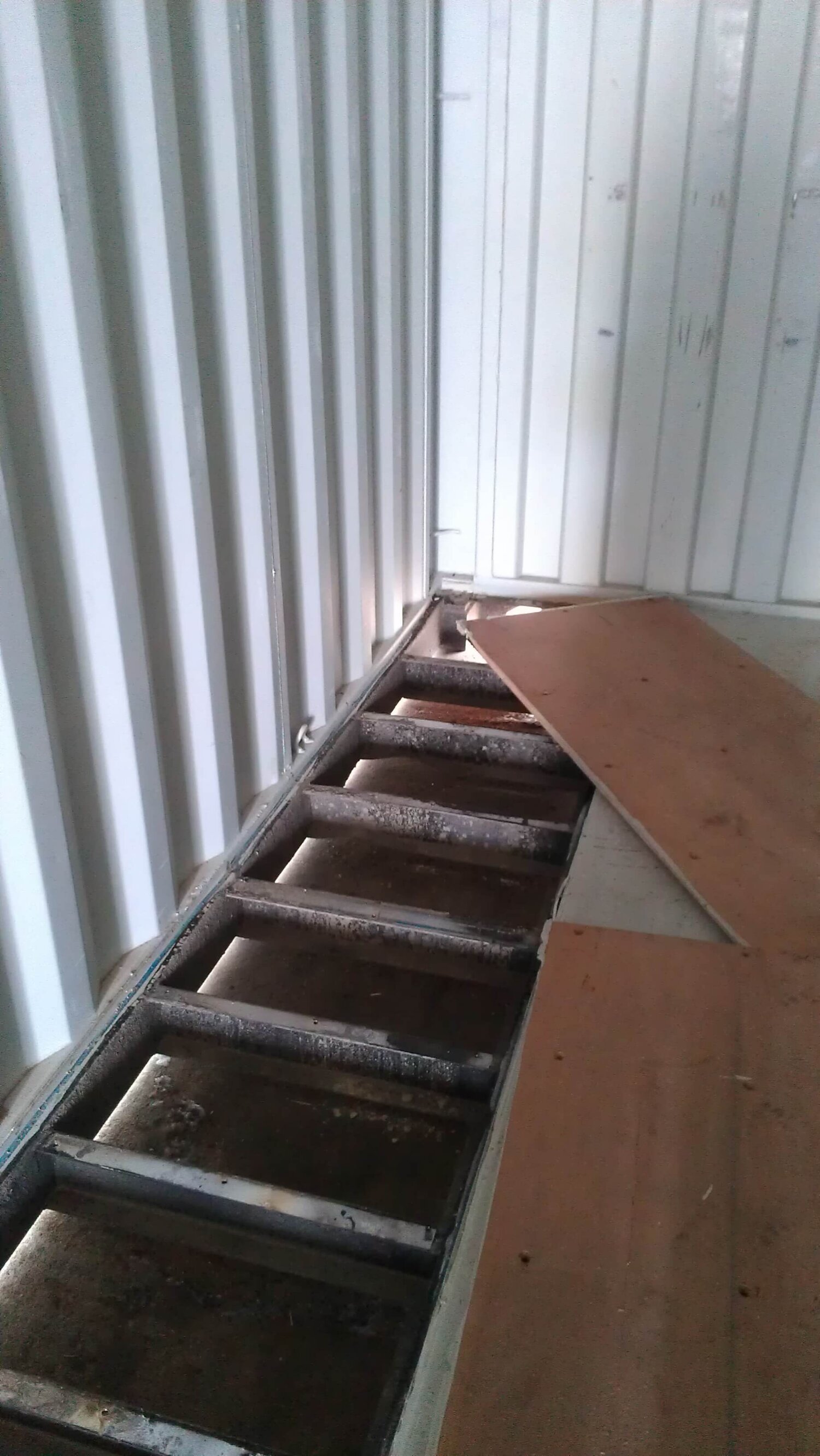 container floor assembly